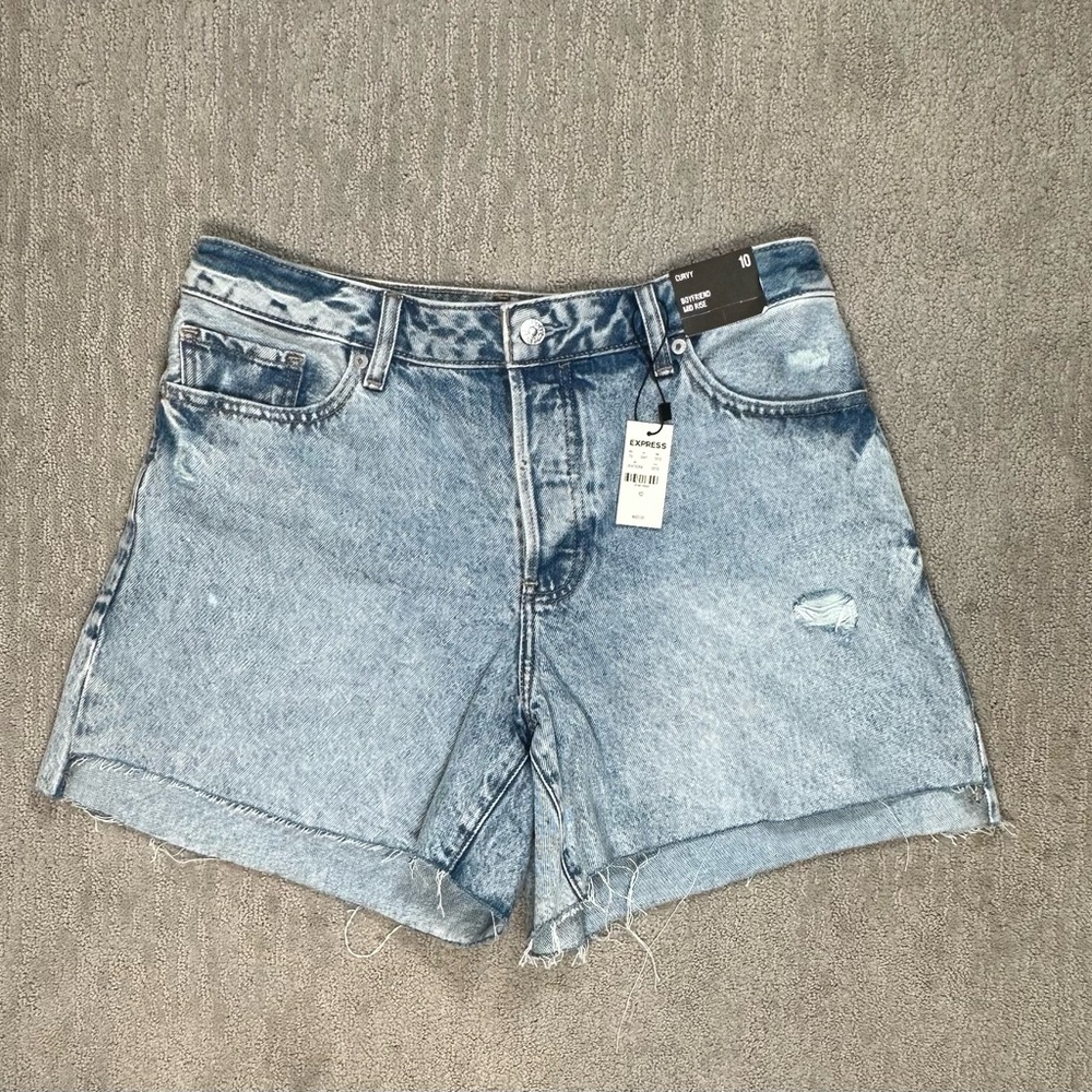 Express High Rise Light Wash Distressed Denim Shorts, Women’s 10. NWT.